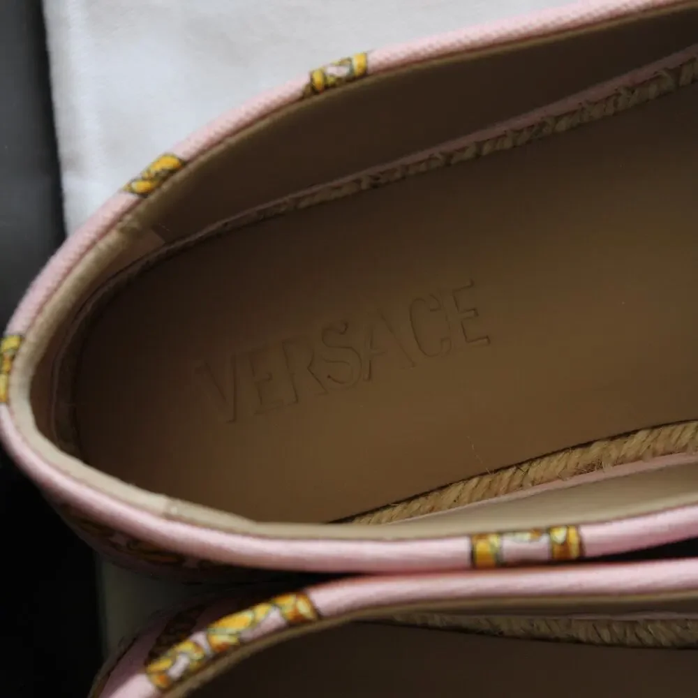 New Versace Pink & Gold Chain Graphic-Print Canvas Slip-On Espadrilles